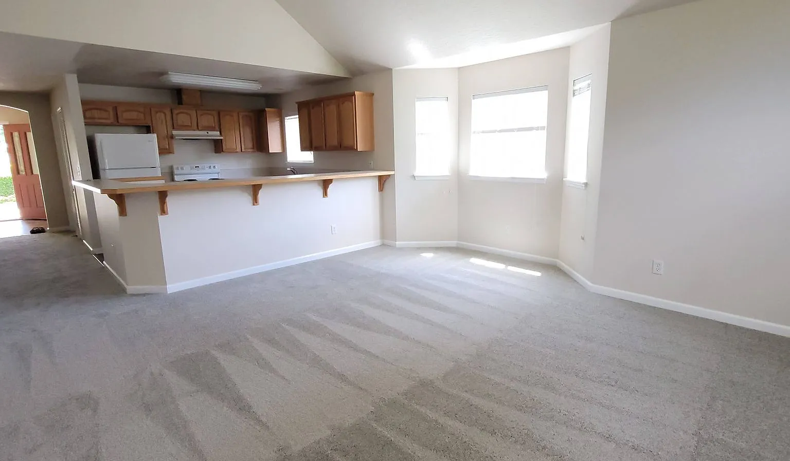 3 Bedroom Duplex with Large Yard — Photo 3