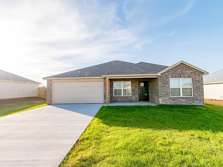 207 Pecan St — Photo 1