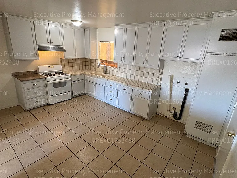 820 Moore St — Photo 14
