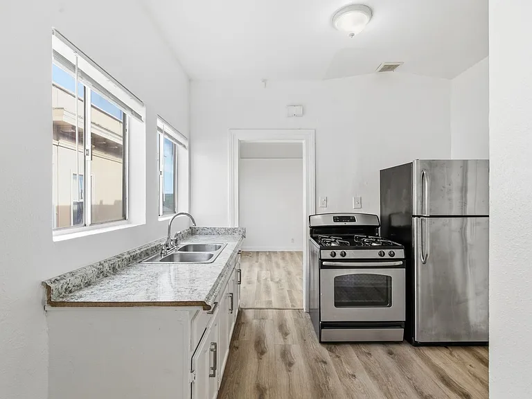 707 W 48th Street — Photo 5