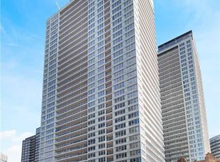 19 Bathurst St #4012, Toronto, ON M5V 2N9