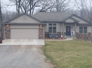 17100 N Crown Ct, Centralia, MO 65240