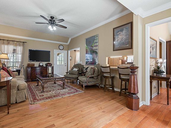 5th image of 267 Austin Dr