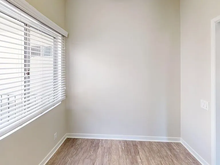 Windsor Place Apartments — Photo 13