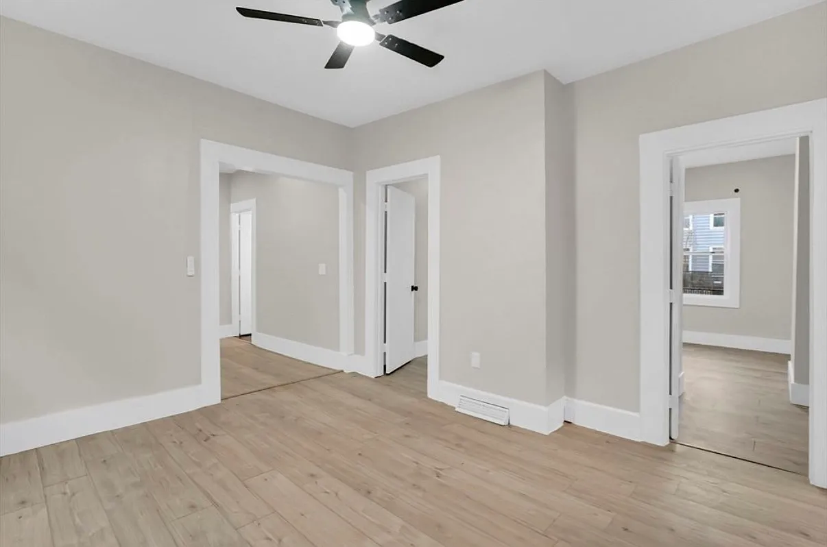 2 bed, 890 sqft, $1,690 — Photo 2