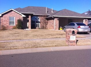 609 SW 41st St, Moore, OK 73160