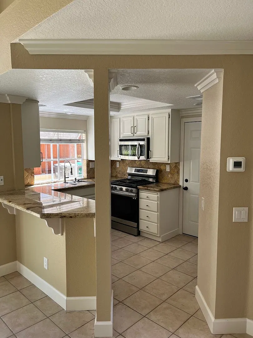 Single-Family Home with Private Yard in Rancho Del Oro — Photo 3