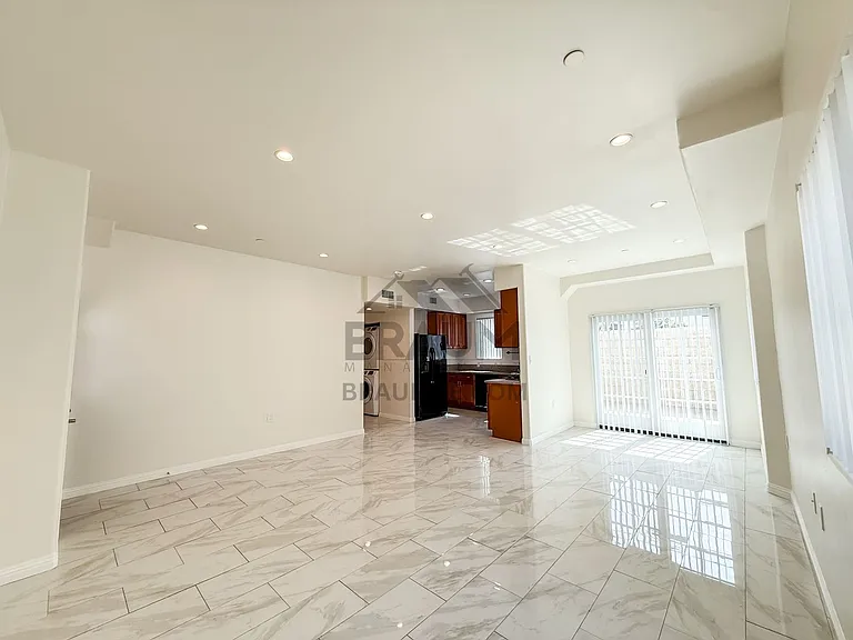 1423 Franklin St — Photo 2