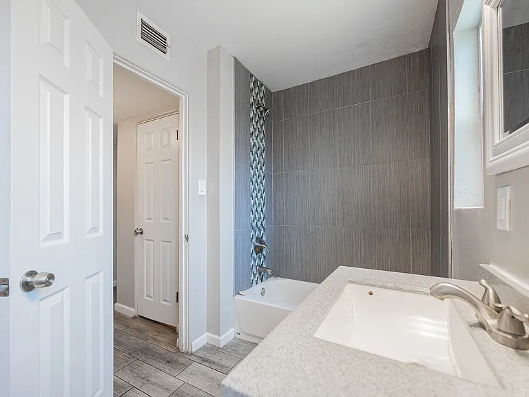 1 bed, 1.0 bath, 600 sqft, $1,295 — Photo 11