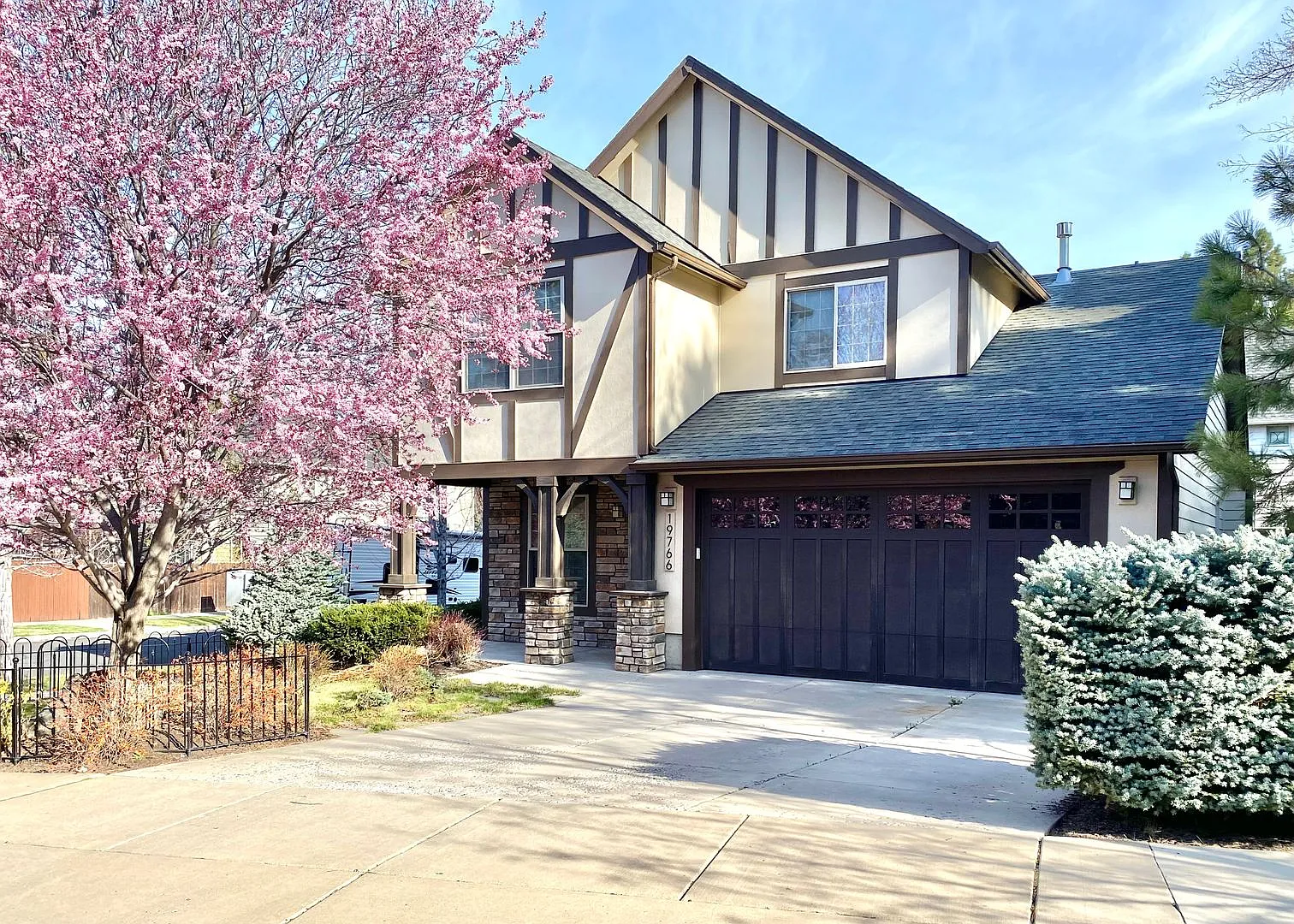 Warm & Inviting Home with Bonus Den in Prime SW Bend Location — Photo 1