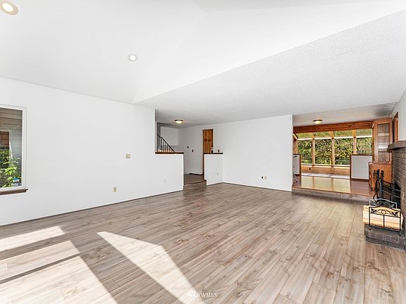 Large Living room with new LVP.