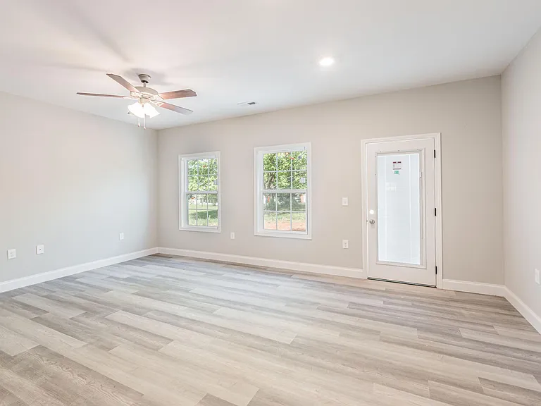 1011 Campbell Ln — Photo 10