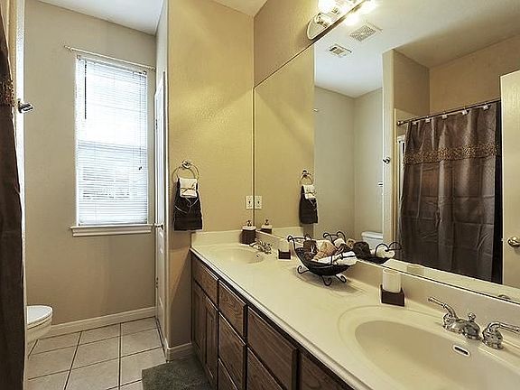 5th image of 617 Meadow Oaks Dr
