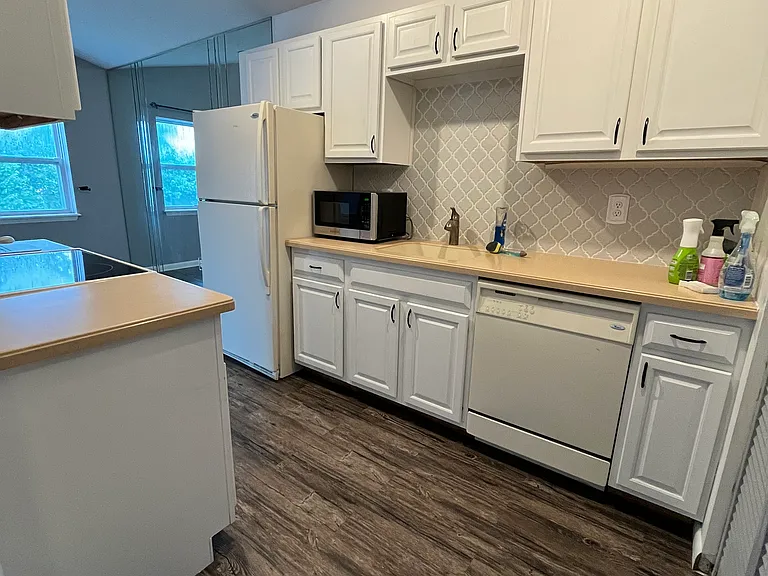 1402 Cambridge Manor Dr — Photo 5