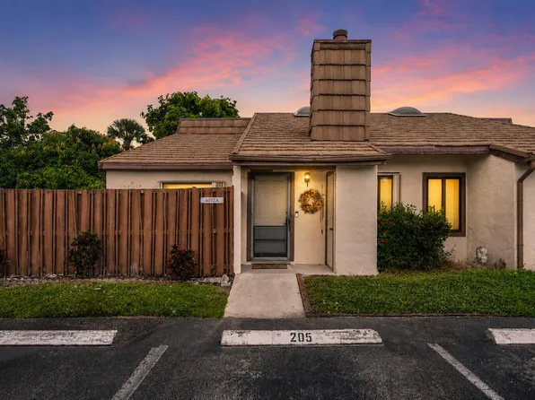 4012 Palm Bay Circle, West Palm Beach, FL 33406