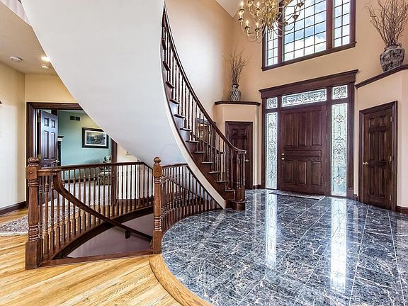 5th image of 380 Larkspur Dr