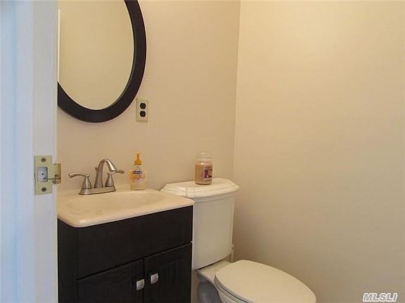 5th image of 8 Stanford Ct