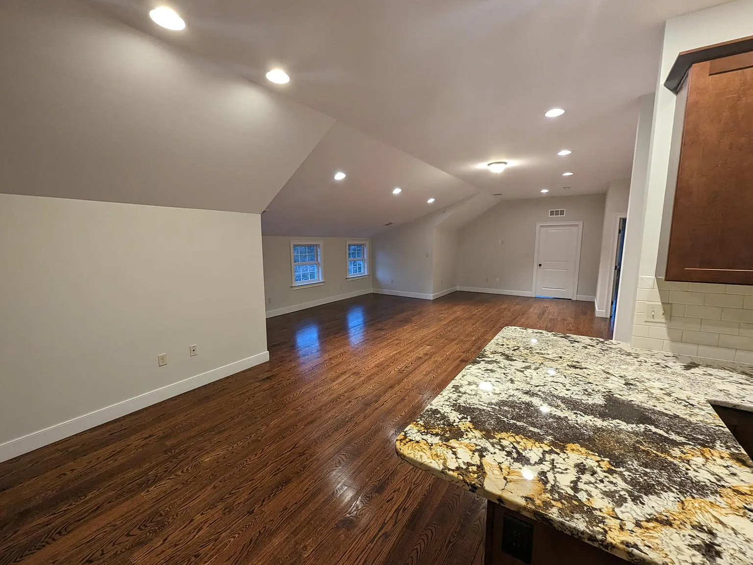3 bed, 2300 sqft, $3,000 — Photo 4