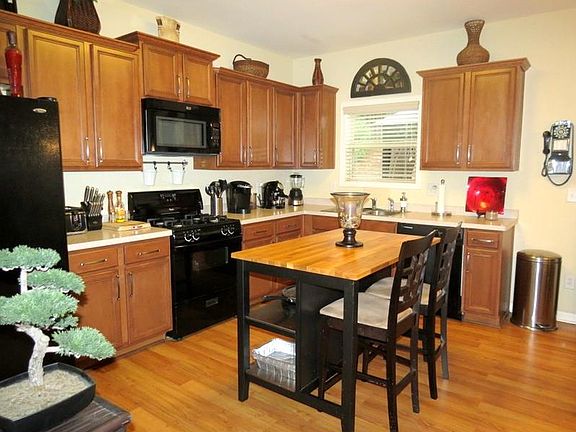 4th image of 406 Belmont Way