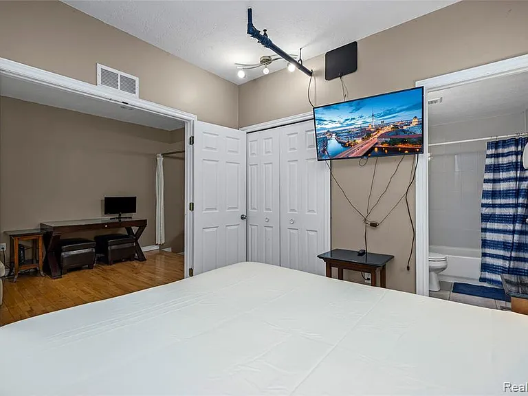 207 N Main St #B — Photo 30