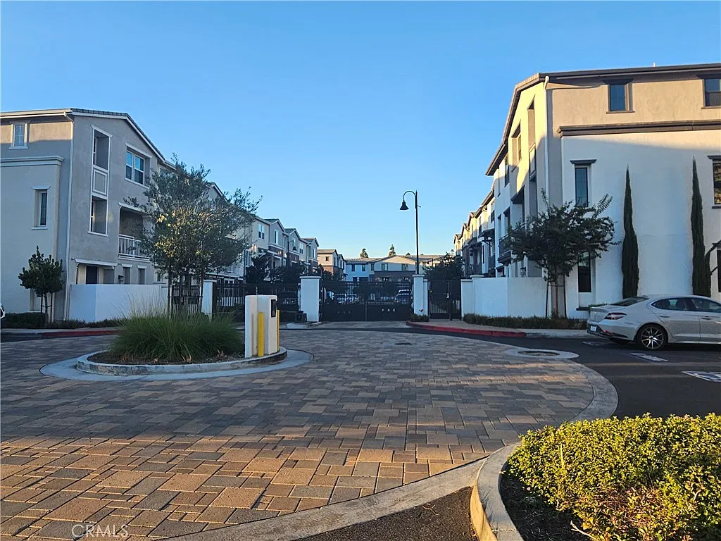 3 bed, 2.5 bath, 1819 sqft, $4,000 — Photo 3