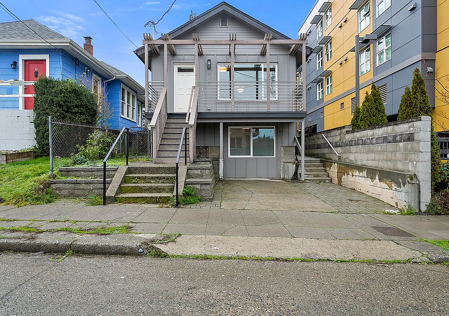 Three Bedroom Fremont Home with a Private Lower Level Suite, Fenced Yard and Driveway Parking — Photo 2