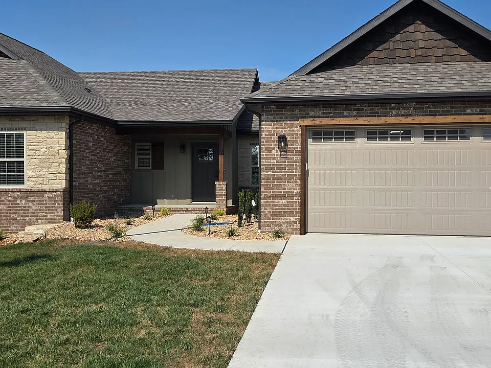 1238 W Bluegrass Rd #2