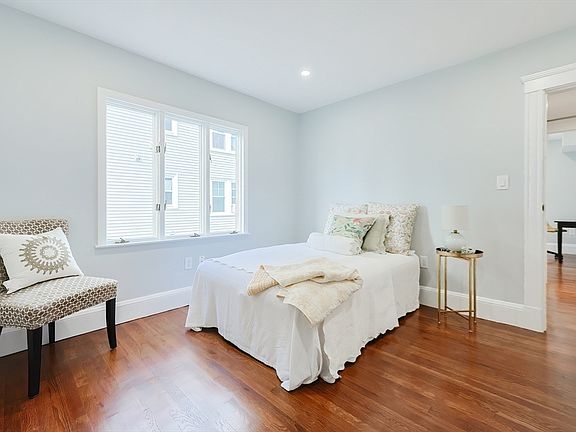 5th image of 111 Sharon St Floor 1