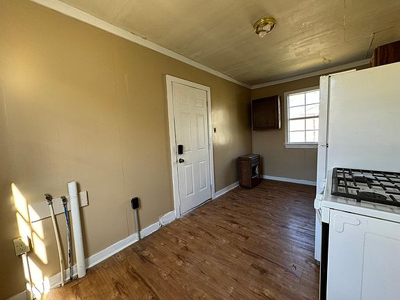 4th image of 58460 Court St