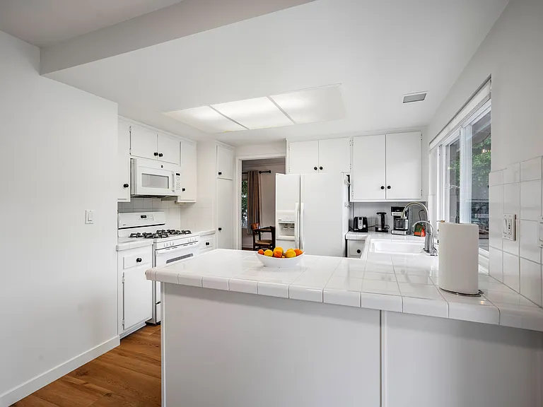 612 Calle De Los Amigos — Photo 5