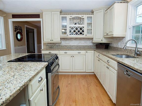 3rd image of 9 Lincoln Ln