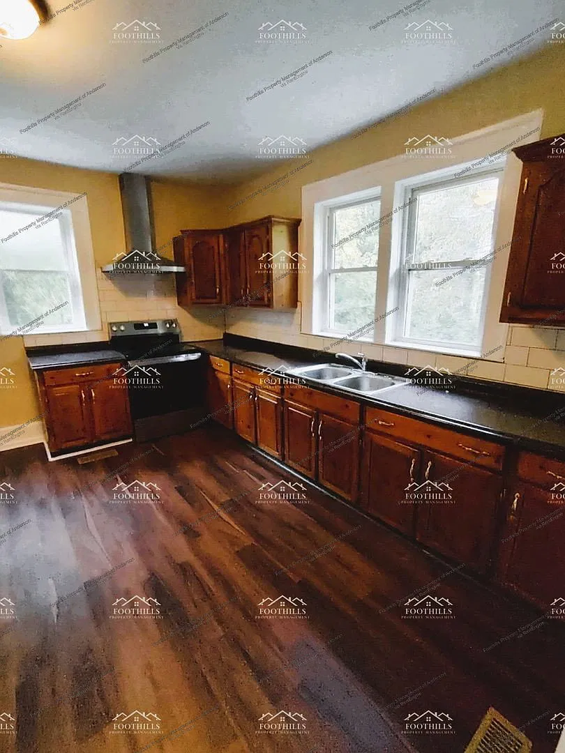 2 bed, 1.0 bath, 1260 sqft, $1,300 — Photo 3