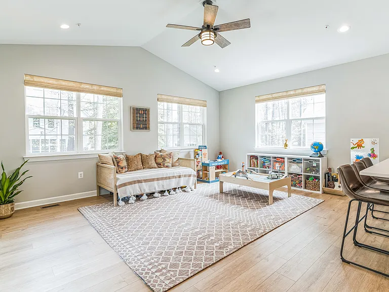 14720 Locust Ct — Photo 11