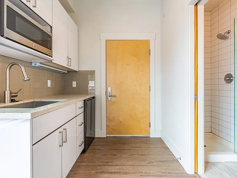 1722 Summit — Photo 37