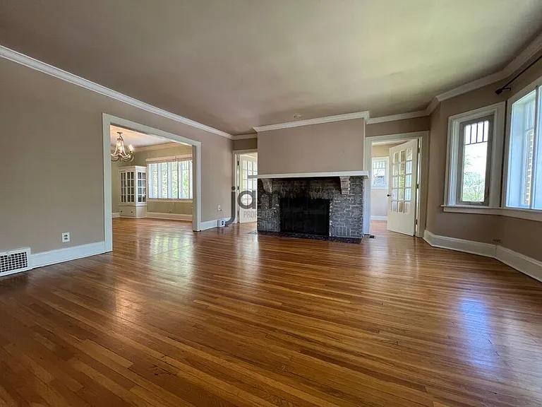 3232 Clarendon Rd — Photo 8