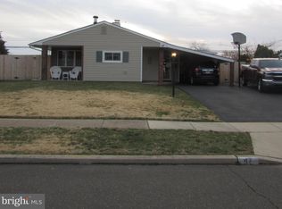47 Pebble Ln, Levittown, PA 19054