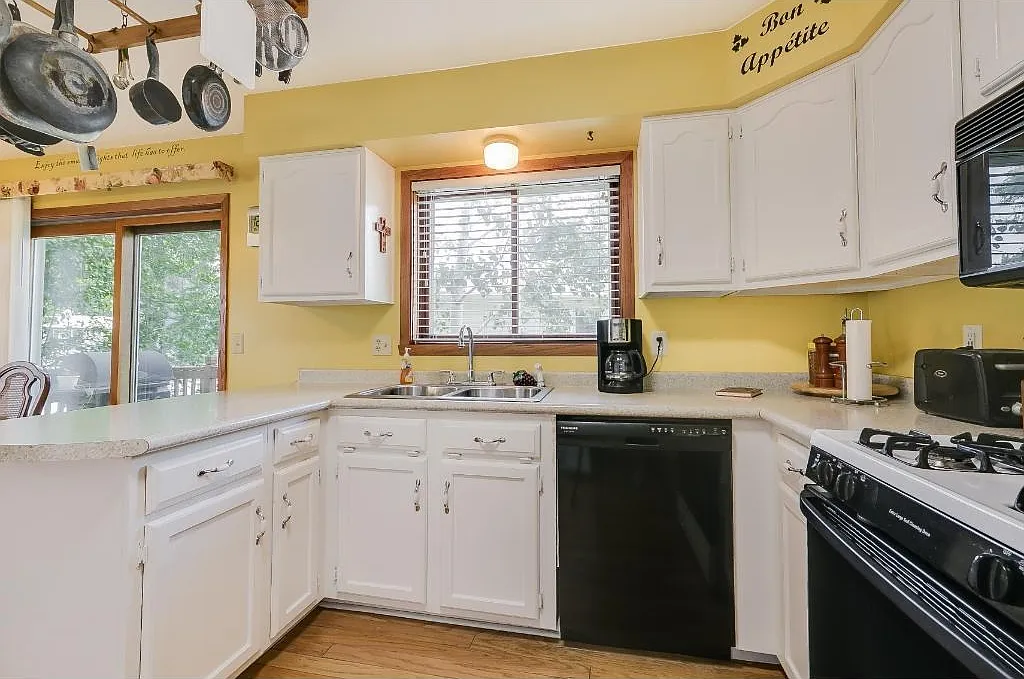 4 Bedroom Single Family Home — Photo 4