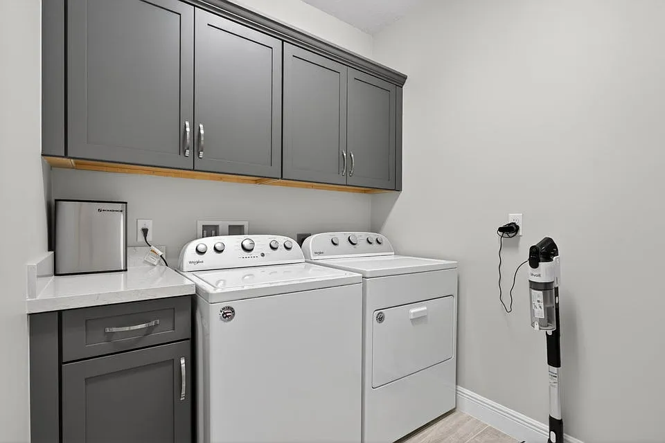3 bed, 2.5 bath, 1977 sqft, $4,200 — Photo 4