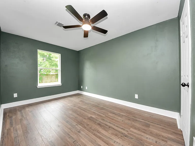 608 Trinity Ln — Photo 18