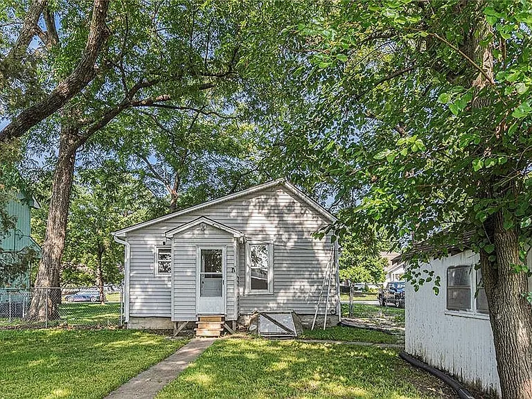 449 S Cherry St — Photo 6