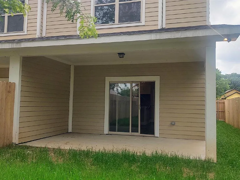 1705 Ash Crescent St — Photo 7