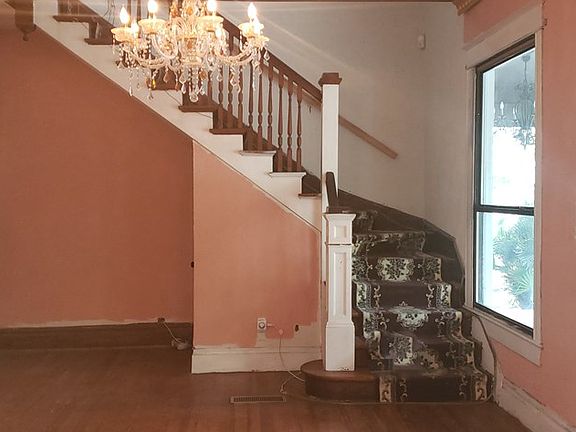 5th image of 402 W Avenue D