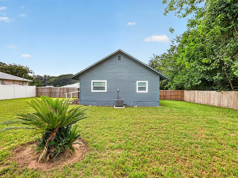 705 NW 64th Pl — Photo 3