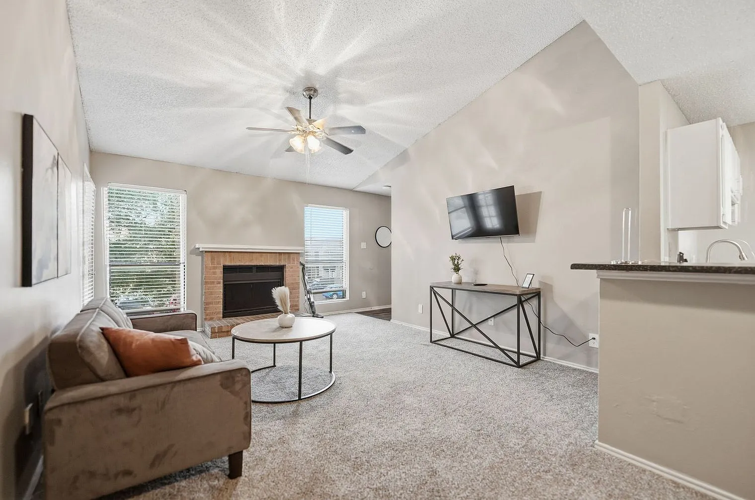 2 bed, 1.5 bath, 9515 sqft, $1,614 — Photo 3