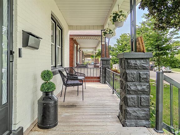 4th image of 1556 Hall Ave