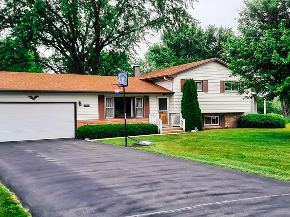 10002 NW Circle Dr, Richmond, IL 60071