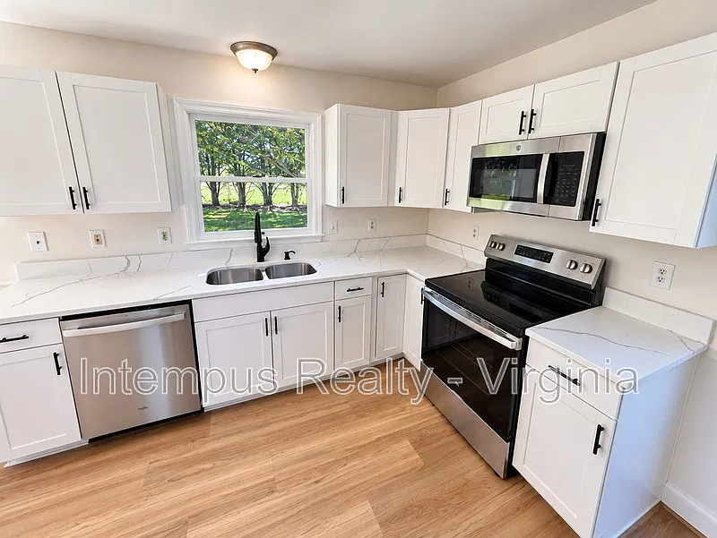 3 bed, 2.0 bath, 1200 sqft, $2,450 — Photo 3