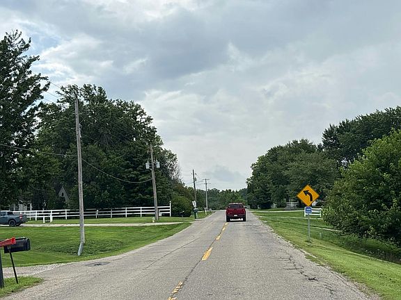 4th image of 431 E Rochester Rd