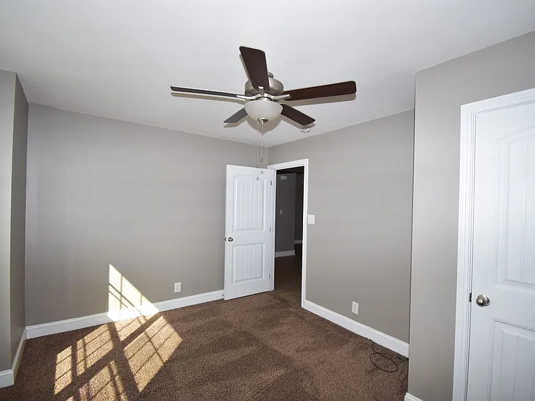 207 Geneva Ln — Photo 6