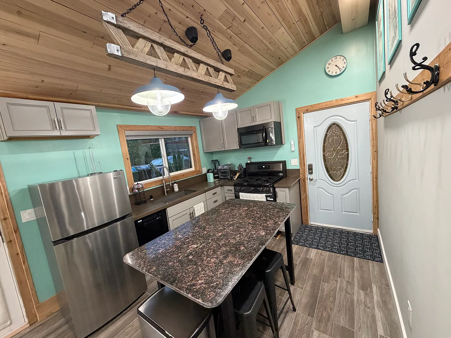 Studio, 600 sqft, $2,350 — Photo 2